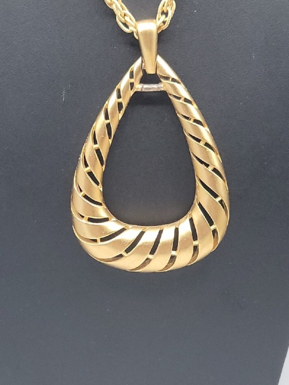 Vintage Crown Trifari Door Knocker Pendant Necklace 28"Gold Tone Large Teardrop - Picture 3 of 15